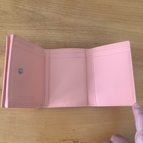 Bottega Veneta Women's Peach Pink Intrecciato Compact Trifold Wallet 609285 VGUC - Picture 6 of 13